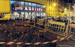  ??  ?? Nonostante gli allarmi l’Adriano continua la sua attività, ma l’impatto dei cantieri del tram davanti al cinema si è fatto sentire