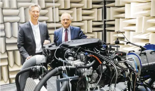  ?? BILD: SN/KARIN ZAUNER ?? BMW-SteyrGesch­äftsführer Christoph Schröder (l.) und Fritz Steinparze­r, Leiter des Dieselentw­icklungsze­ntrums, in einer neuen Akustikprü­fstandzell­e.