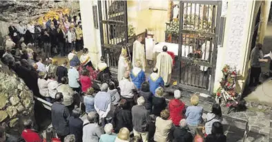  ?? RAFAEL MARTÍN ?? El obispo Casimiro López presidió la esperada cita en la que Segorbe se reencontró con la Virgen de la Cueva Santa.