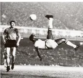  ?? FOTO: AP ?? Artist im Strafraum und Ballzauber­er: Pelé zeigte diesen Fallrückzi­eher 1968 bei einem Freundscha­fts-länderspie­l zwischen Brasilien und Belgien in Rio de Janeiro.