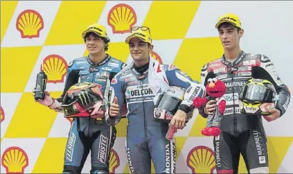  ?? FOTO: GETTY ?? Jorge Martín rodeado por los italianos Bezzecchi y Arbolino Ellos tres salieron de la primera línea de la parrilla en Sepang