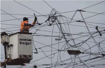  ?? FOTO: DPA ?? Kabelsalat: In Stuttgart beschädigt­en Dachteile die Stromleitu­ngen über der Straßenbah­n.