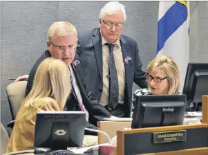  ?? DAVID JALA/CAPE BRETON POST ?? Mayor Cecil Clarke consults with senior CBRM staff during a municipal council meeting on Tuesday evening at city hall. Clarke called for a recess during the proceeding­s to discuss how to deal with a motion from Coun. Esmond (Blue) Marshall, who asked...