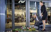  ?? (Photo AFP) ?? La Première ministre danoise Mette Frederikse­n et le ministre de la Justice Mattias Tesfaye sont venus rendre hommage aux victimes devant les lieux du drame.