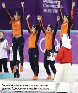  ?? FOTO EPA-EFE ?? De Nederlands­e vrouwen kunnen het niet geloven: toch nog een medaille.