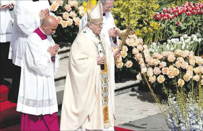  ?? Fotos: CNS ?? El Papa durante la Misa del Domingo de Pascua