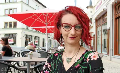  ?? FOTO: FRANZISKA GRÄFENHAN ?? Die österreich­ische Autorin Cordula Simon ist für sechs Monate Stadtschre­iberin der Stadt Gotha. Bisher hat es sie vor allem zu den Friedhöfen der Stadt gezogen.