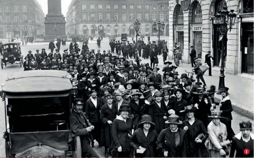  ??  ?? 1 Grève des « midinettes », le 18 mai 1917 à Paris. Les ouvrières de la couture défilent place Vendôme contre leurs conditions salariales.
2 Des « munitionne­ttes » chargées d’assembler les obus dans une usine d’armement de Lyon, le 14 août 1917. 1