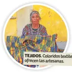  ??  ?? TEJIDOS. Coloridos textiles ofrecen las artesanas.