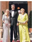  ?? FOTO: DPA ?? Bundeskanz­lerin Angela Merkel (r.) mit Markus Söder (CSU) und dessen Frau Karin.