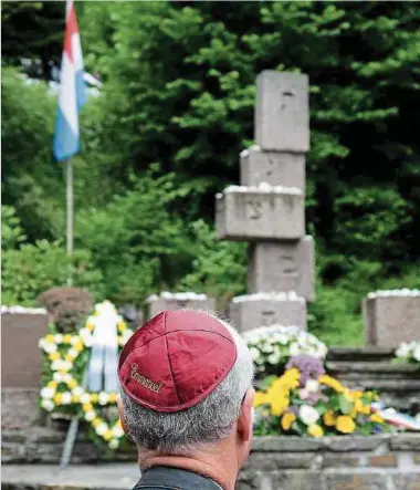  ?? Foto: Armand Wagner ?? Vor dem von Lucien Wercollier geschaffen­en Denkmal in Fünfbrunne­n wird alljährlic­h am ersten Sonntag im Juli der Opfer des Holocaust gedacht.