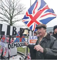  ??  ?? El partidario del Brexit, Nigel Farage partcipa de una marcha ayer en Inglaterra, a favor de la salida de la UE.