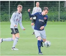  ?? RP-FOTO: ACHIM BLAZY ?? Tobias Freese (rechts) leitete die Erkrather 1:0-Führung ein.