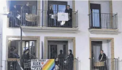  ?? EL PERIÓDICO ?? Híjar decidió romper la hora en sus balcones, ya que en aquel momento España estaba confinada por la primera ola.