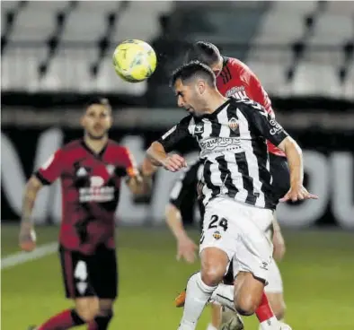  ?? GABRIEL UTIEL ?? Javi Moyano, que se incorporó al Castellón tras varios meses sin equipo, pelea un balón aéreo.