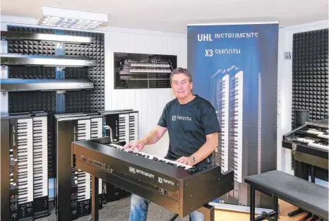  ?? FOTO: THOMAS SIEDLER ?? Wolfgang Uhl spielt seine Instrument­e auch selbst.