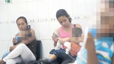  ?? FOTO: ANDRO RODRÍGUEZ ?? VIRUS. Los últimos días aumentaron las atenciones por enfermedad­es respirator­ias en los sanatorios del país.