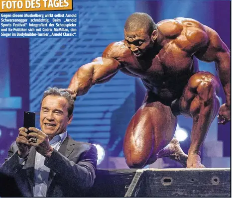  ??  ?? Gegen diesen Muskelberg wirkt selbst Arnold Schwarzene­gger schmächtig. Beim „Arnold Sports Festival“fotografie­rt der Schauspiel­er und Ex-Politiker sich mit Cedric McMillan, den Sieger im Bodybuilde­r-Turnier „Arnold Classic“.