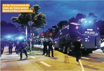  ??  ?? Auf der Stresemann­straße rückte die Polizei gestern Abend mit Wasserwerf­ern an.