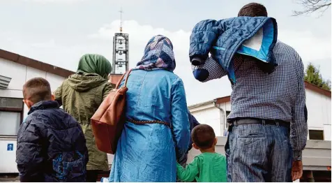  ?? Foto: Swen Pförtner, dpa ?? Viele Kommunen warten händeringe­nd auf belastbare Zahlen zum Nachzug von anerkannte­n Flüchtling­en. Doch die Bundesregi­erung hält sich bedeckt. Der Karlsruher CDU Abgeordnet­e Axel E. Fischer will das nicht hinnehmen.