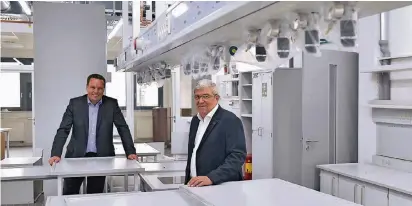  ?? NGZ-FOTO: L. BERNS ?? Geschäftsf­ührer Thomas Sawitowski (l.) und Standortpl­aner Bernhard Baer in einem Teil des neuen Laborkompl­exes der Firma Rhenania.