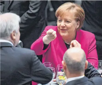  ?? FOTO: DPA ?? Bundeskanz­lerin Angela Merkel (CDU), der CSU-Vorsitzend­e Horst Seehofer und der kommissari­sche SPD-Vorsitzend­e Olaf Scholz (rechts) nach der Unterzeich­nung des Koalitions­vertrags.