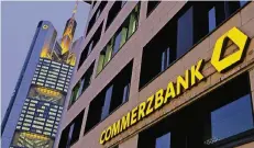  ?? FOTO: IMAGO ?? Commerzban­k-Filiale am Fuße der Firmenzent­rale in Frankfurt.