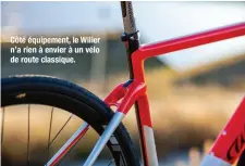  ??  ?? Côté équipement, le Wilier nʼa rien à envier à un vélo de route classique.
