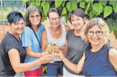  ?? FOTO: TC LAUPHEIM ?? Die siegreiche­n Damen 50: Ulrike Dilger, Dorothea Huber, Susanne Reiff, Jutta Herzog und Judith Gebert (von links).