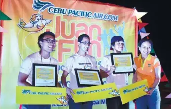  ?? (SUN.STAR FOTO/AMPER CAMPAÑA) ?? TEAM CRIMSON is composed of Silliman University students Sesinando Quilao, Jr., Patrik Norouzi and So Myeong Lee. Awarding them is CEB vice president for marketing and distributi­on Candice Iyog.