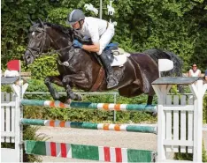  ?? Foto: Hildegard Steiner ?? Markus Rudolph (RC Oberbeuren) gewann die S Springprüf­ung auf Pferd Shakira in Thierhaupt­en im Stechen.