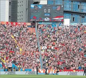  ?? FOTO: J.A. Gª SIRVENT ?? La afición del Atlético, en un desplazami­ento en masa al Ciutat de València