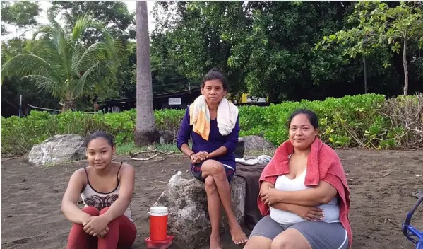  ?? Irene RODRÍGUEZ ?? Naomy Castillo, Juliana Tijerino y Jessica González van todos los días a El Coco a ver si consiguen pescado para comer.