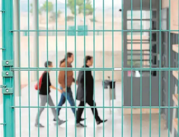  ?? LAURA GÓMEZ ?? Pablo Iglesias, acompañado de Lucía Martín y Jaume Asens, visita a Junqueras en la cárcel de Lledoners (Barcelona)