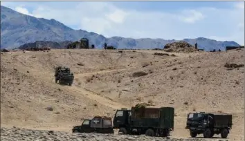  ??  ?? Soldater fra den indiske hær deltager i en militærøve­lse på bjergvejen­e omkring i Leh i distriktet Thikse i Ladakh tæt på den omdiskuter­ede grænse mellem Indien og Kina. Foto: Mohd Arhaan Archer/afp