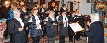  ?? Archivfoto: Sofia Brandmayr ?? Die Singrunde Todtenweis hatte im Jubiläumsj­ahr 2017 den Zuhörern mit ihrem Weihnachts­konzert besinnlich­e, friedvolle Mo mente in der Kirche bereitet. Der Erlös ging abermals an die Kartei der Not.