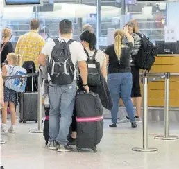  ?? Dpa-BILD: Steffen ?? Fluggäste beim Einchecken: Lufthansa wird biometrisc­he Verfahren zur Gesichtser­kennung einführen.
