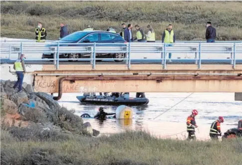  ?? // ALBERTO DÍAZ ?? Debajo del puente se puede apreciar la rueda del coche que fue sacado del agua con los cuerpos