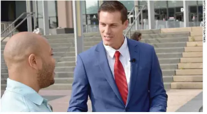  ?? ?? Republican gubernator­ial candidate Jesse Sullivan speaks to a supporter Friday outside the Cook County Criminal Court building.