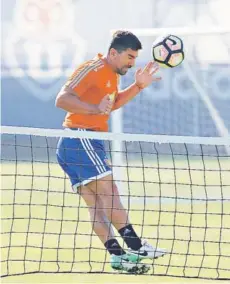  ??  ?? ► Pizarro cabecea durante una práctica en el CDA.