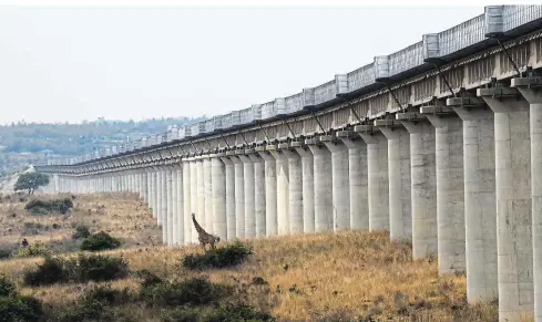  ?? ?? Kenias Präsident Kenyatta wollte eine neue Eisenbahnl­inie für das Land: Westliche Geldgeber weigerten sich, China griff sofort zu