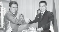  ?? — Gambar Bernama ?? KERJASAMA: Mohd Shafie Dr Irianto (kanan) bertukar dokumen risalah yang dimeterai pada perjumpaan ahli Jawatankua­sa Kerja Sosial-Ekonomi Malaysia-Indonesia (SOSEK MALINDO) 2019 antara Sabah dan Kalimantan Utara semalam.