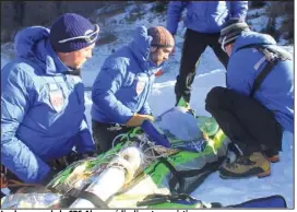  ??  ?? Les hommes de la CRS Alpes médicalisa­nt une victime.