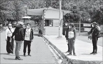  ??  ?? En el Enrique Garcés, en el sur, personas con sospecha de contagio buscan atención.