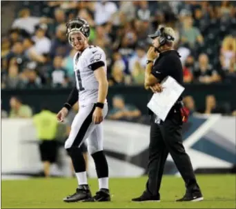  ?? MICHAEL PEREZ — THE ASSOCIATED PRESS ?? Eagles quarterbac­k Carson Wentz talks to head coach Doug Pederson during the second half of a preseason game against Tampa Bay last summer. Pederson is optimistic about this year’s team, and Jack McCaffery says Eagles fans do have reasons for hope.
