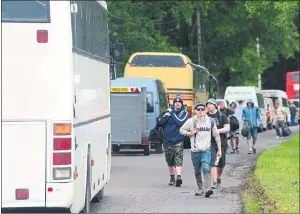  ??  ?? WALKOUT: Festival-goers give up on cars and buses and attempt to walk home instead. Picture: Julie Howden