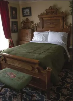  ??  ?? A bedroom in the house decorated with Victorian furniture