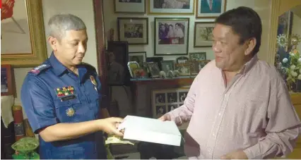  ?? SUNSTAR FILE ?? THOSE WERE THE DAYS. Then CCPO director Benjamin Santos accepted a reward from Mayor Tomas Osmeña for the deaths of four suspected drug personalit­ies last year.