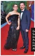  ??  ?? Greta Scarano (in Giorgio Armani) con il compagno Michele Alhaique (37).