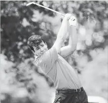  ?? BOB TYMCZYSZYN TORSTAR ?? Andrew Scott follows the flight of his tee shot at Monday’s Niagara District Junior Golf Tour stop at Beechwood Golf and Country Club.